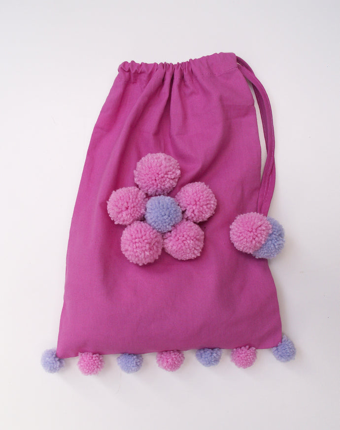 Decorate the cotton bag which your starter kit comes in. (There's a choice of 4 colours too!) Useful to keep your pompoms in and great for the environment too!
