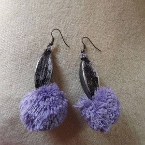 Tie your mini handmade pompoms onto earrings to transform your old accessories. Match the yarn with your outfit!